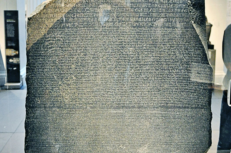 La Pierre de Rosette et comment Champollion en est venu à lire le langage hiéroglyphique à travers la pierre.