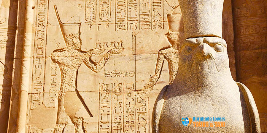 De faraonische tempel van Edfu in Aswan Egypte | De geschiedenis van de bouw van de tempel van Horus De best bewaarde Egyptische tempel die er bestaat.